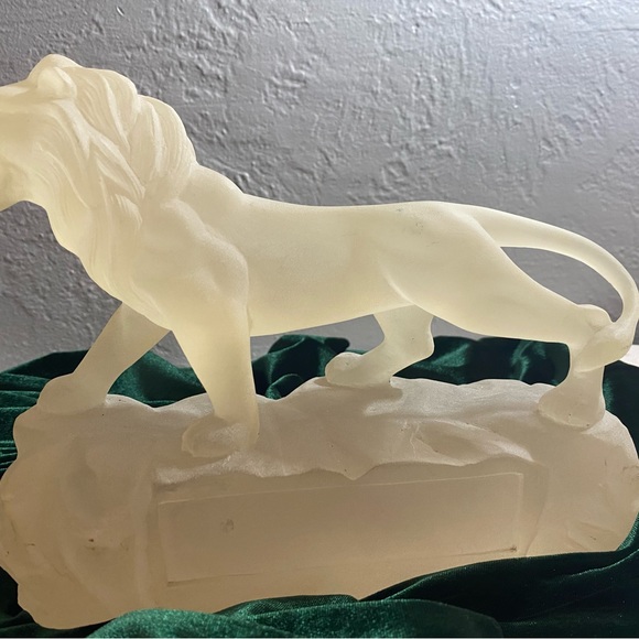 Vintage Frosted Resin Lion W/engravable plaque- it’s heavy. - Picture 15 of 15